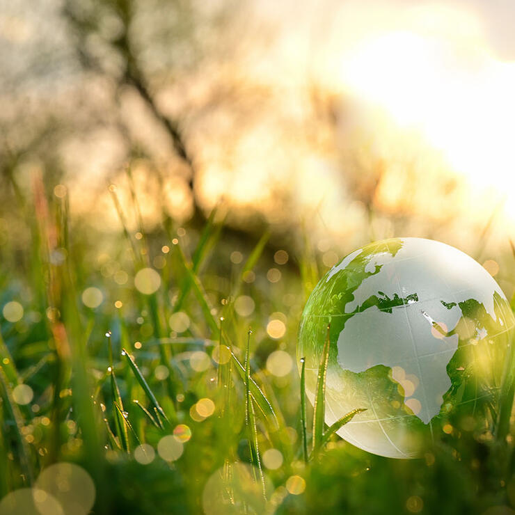 Lasinen maapallo nurmikolla