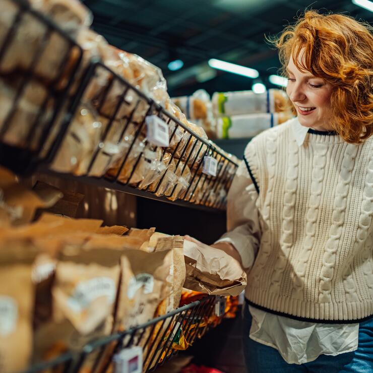 Nainen leipähyllyn luona myymälässä